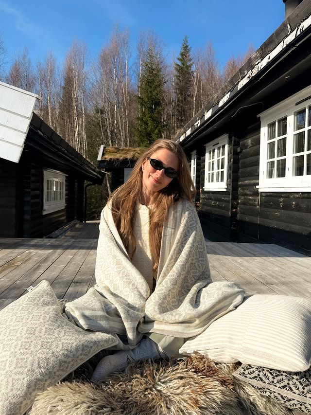 Instagram post by @pernilledosvik for Dale of Norway. Caption reads: [...] blitt veldig enkelt no når @daleofnorway har....