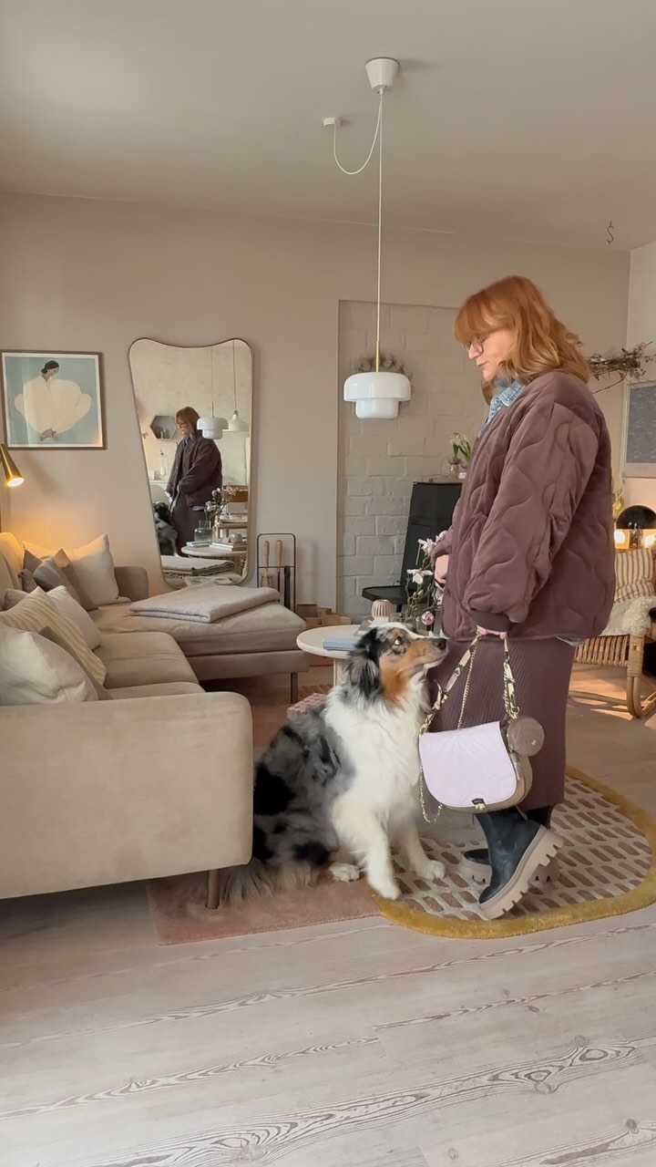 Instagram post by @sabinevillajosefina for Les Lunes. Caption reads: Übergangs-Vibes! ☀️❄️ Strickkleid kombiniert mit....