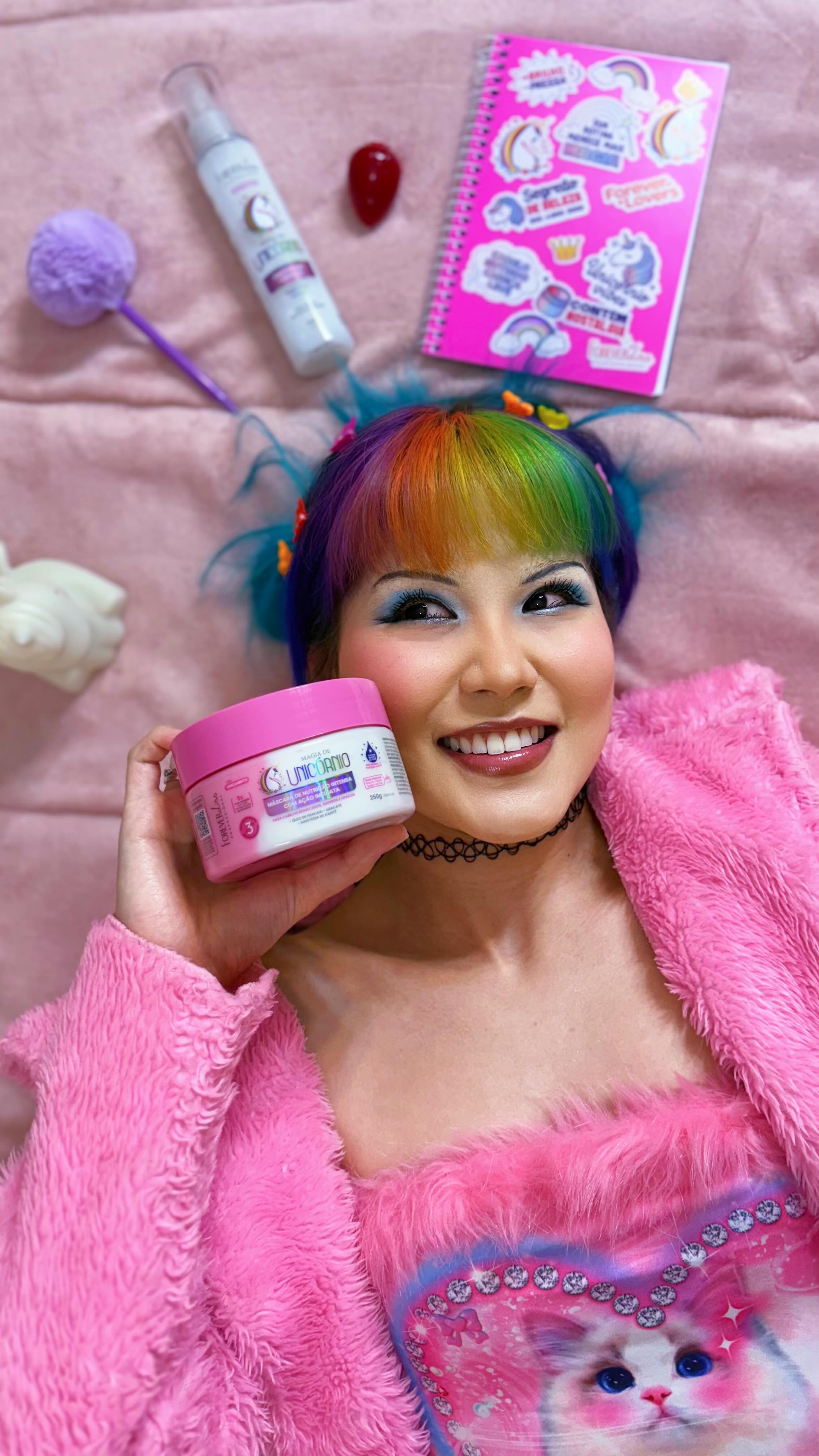 Instagram post by @lyerainbow for Forever Liss. Caption reads: Quem aí viveu os anos 2000? ✨ Se o dia tá puxado,....