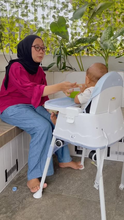 Instagram post by @febrialarass for Sugarbaby Indonesia. Caption reads: Makan sore di teras rumah sambil menikmati angin....
