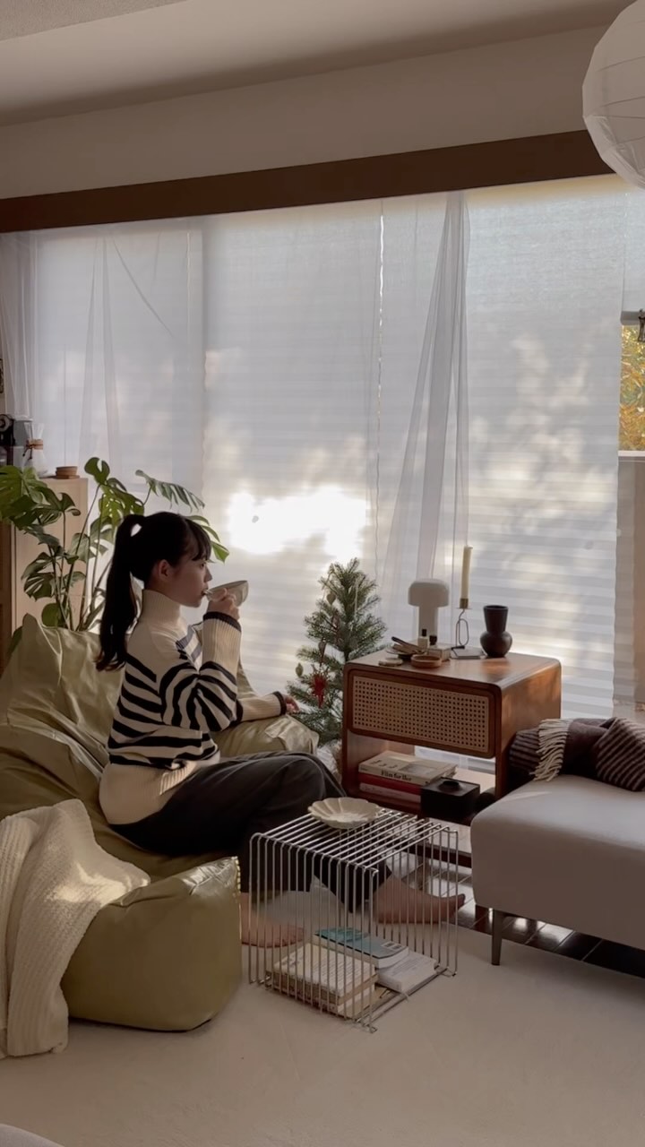 Instagram post by @___.iin for Little Rooms. Caption reads: ツリーを出して冬支度🎄
一年の中で1番好きな12月
街のキラキラに負けじと残り今年1ヶ月もしっかり....