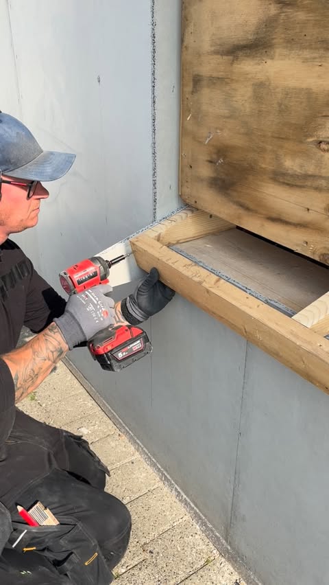 Instagram post by @tool_fan_dk for Milwaukee Tool. Caption reads: [...] maler og montere vindue☺️👍🏼....