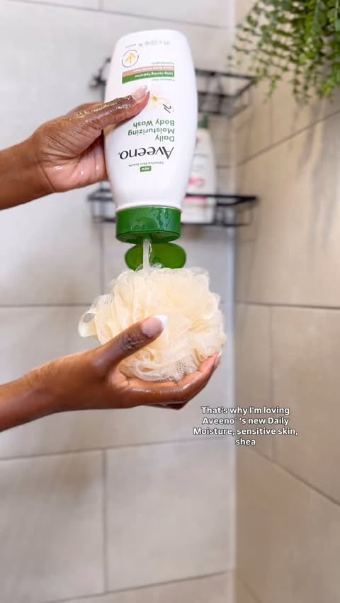 Instagram post by @lele_meerah_ for Aveeno. Caption reads: [...] and my skin lets me know immediately.....