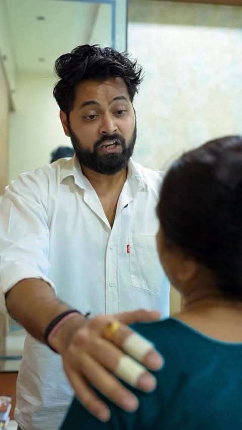 Instagram post by @thatkushalmistry for Croma. Caption reads: [...] pan uthi jaao baki deal miss thase....