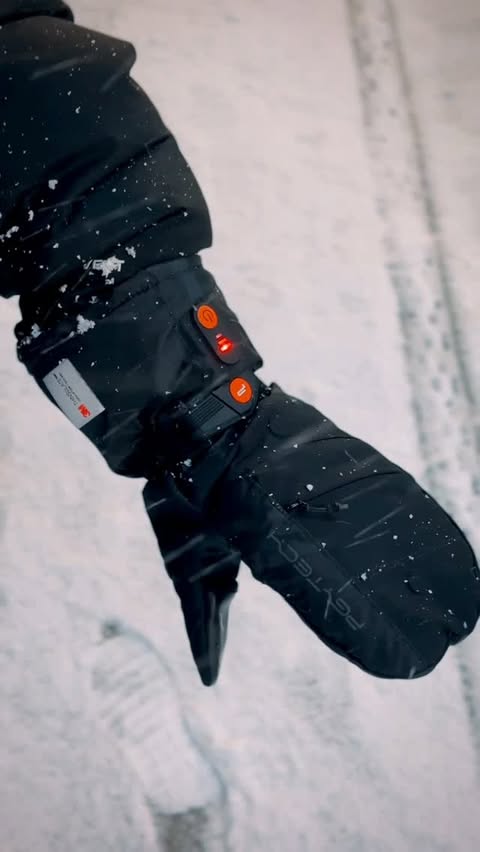 Instagram post by @lukas_sr for PGYTECH. Caption reads: 🧤 PGYTECH 히팅 글러브 Master 에디션 #광고 그래핀 3초 발열로 손끝부터....