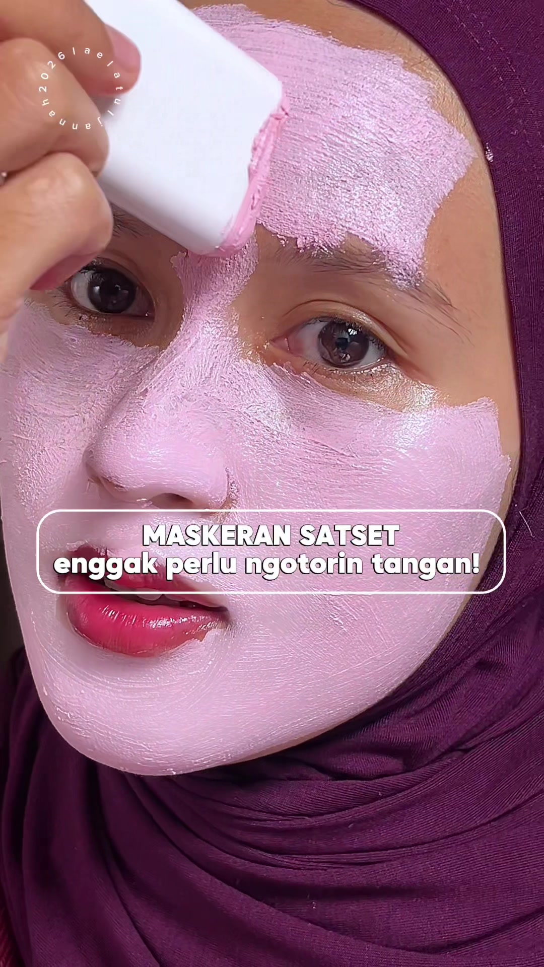 TikTok post by @laelatulj_ for Hanasui. Caption reads: Maskeran satset anti ribet pake hanasui clay stick....