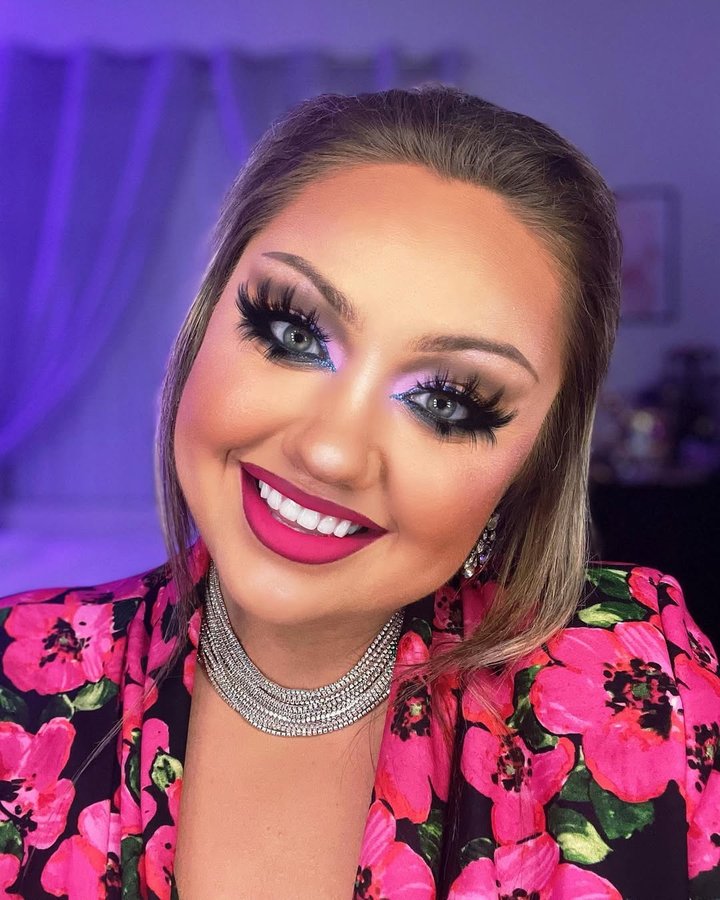 Instagram post by @chelsea_bananas for Ben Nye Makeup. Caption reads: [...] shade: light neutral Setting Powder:....