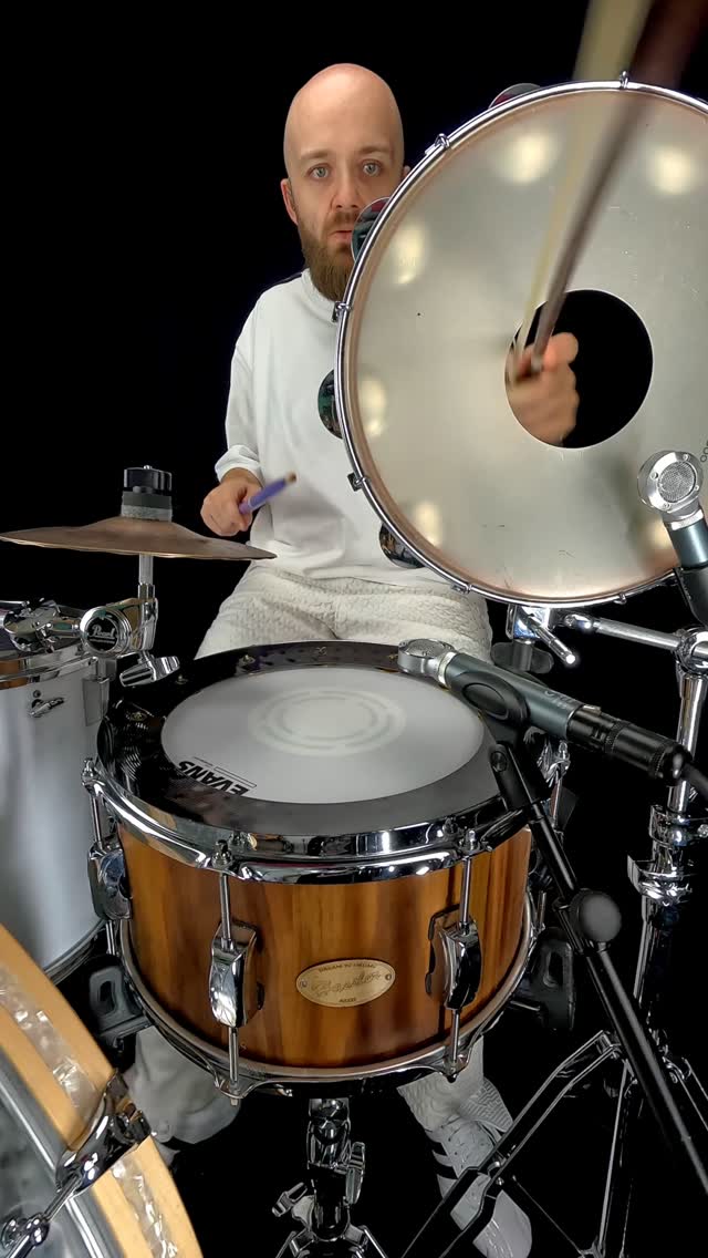 Instagram post by @arthdubois for Shure. Caption reads: PSYCHO BEAT 🚿🏡

@shure microphone for the right....