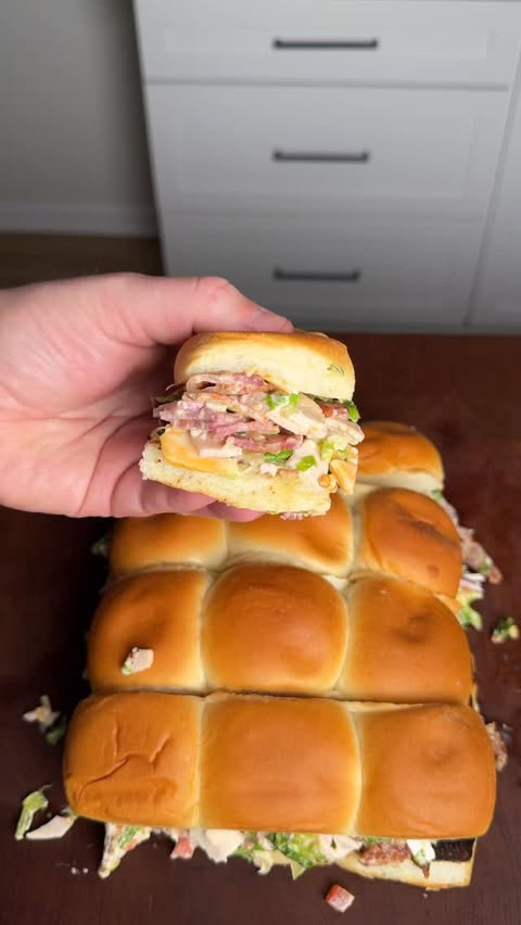 Instagram post by @g_bque for KING'S HAWAIIAN. Caption reads: Chopped Club Sliders with @kingshawaiian Recipe ⤵️....