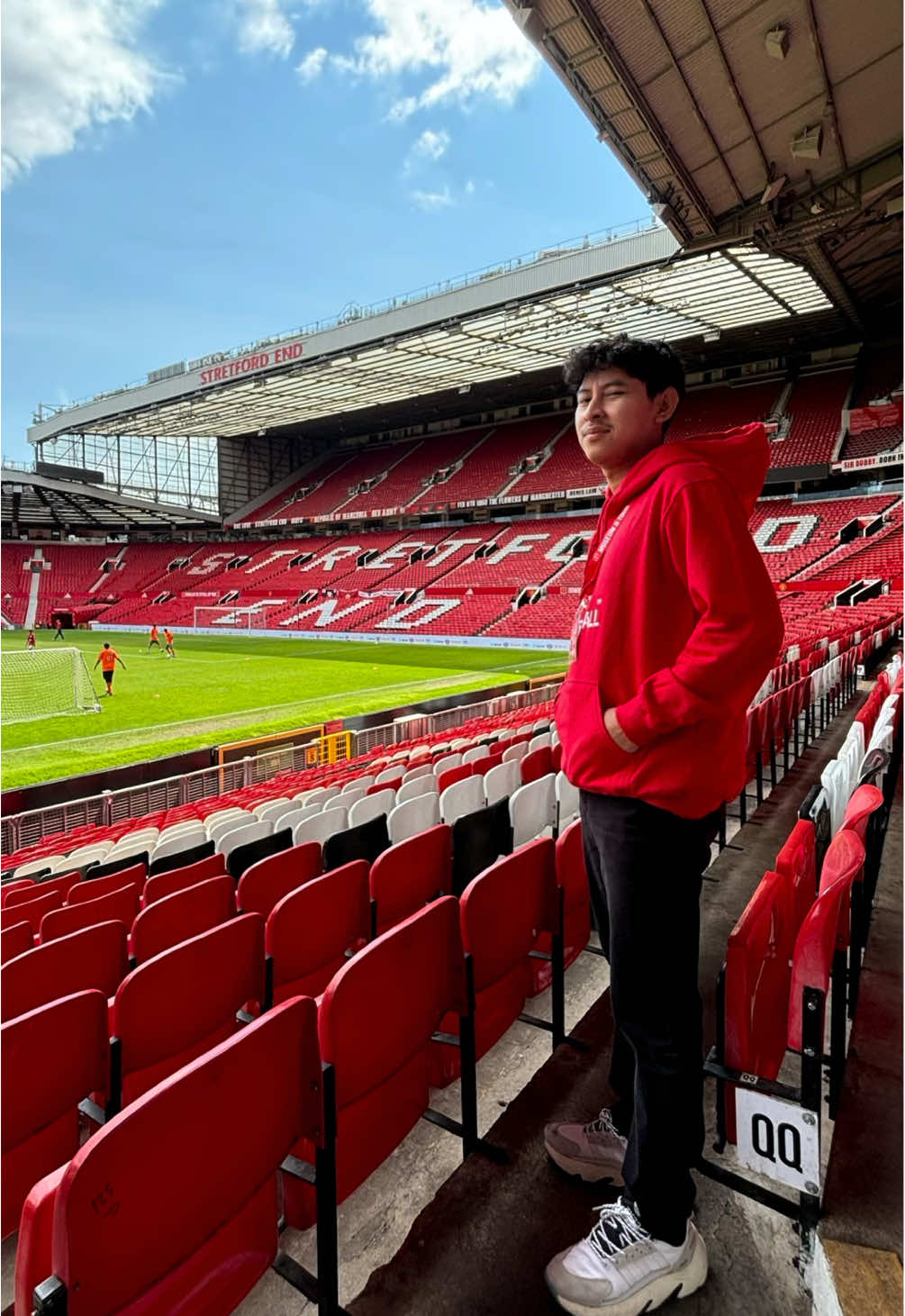 TikTok post by @robbymaulids for Konami. Caption reads: Mainkan eFootball sekarang dan....