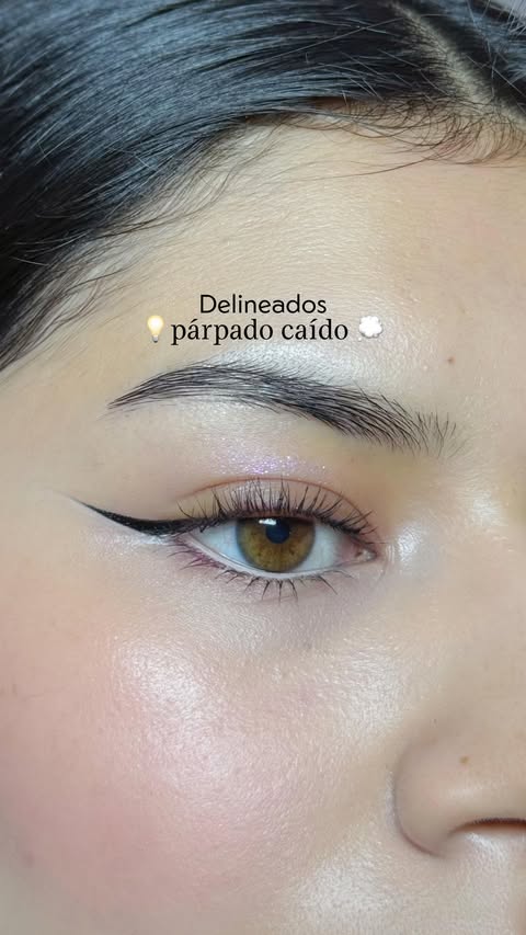 Instagram post by @makeupteca for Flower Knows. Caption reads: [...] caído 💭💖 Usé el delineador de....