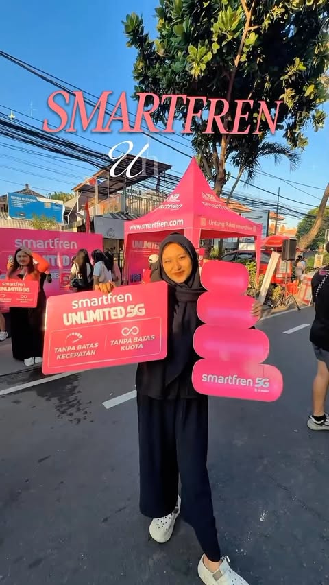 Instagram post by @alifiahnadd for Smartfren. Caption reads: [...] bukan cuma CFD-nya 👀💗 Ada launching....