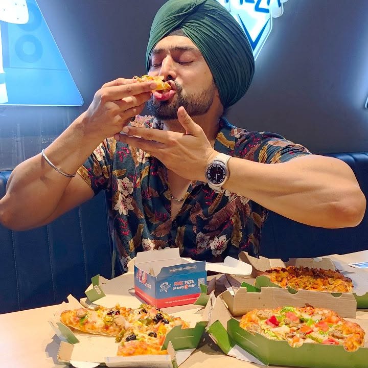 Instagram post by @apna_arjun for Domino's. Caption reads: #ad IPL + Domino’s = The Perfect Match 🍕⚡ (Free....