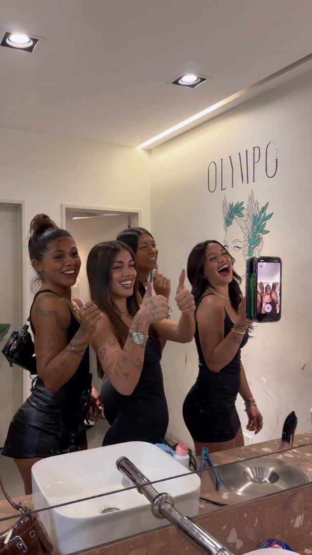 Instagram post by @maiara.mp for Always. Caption reads: Always está siempre presente en El Baño de las....