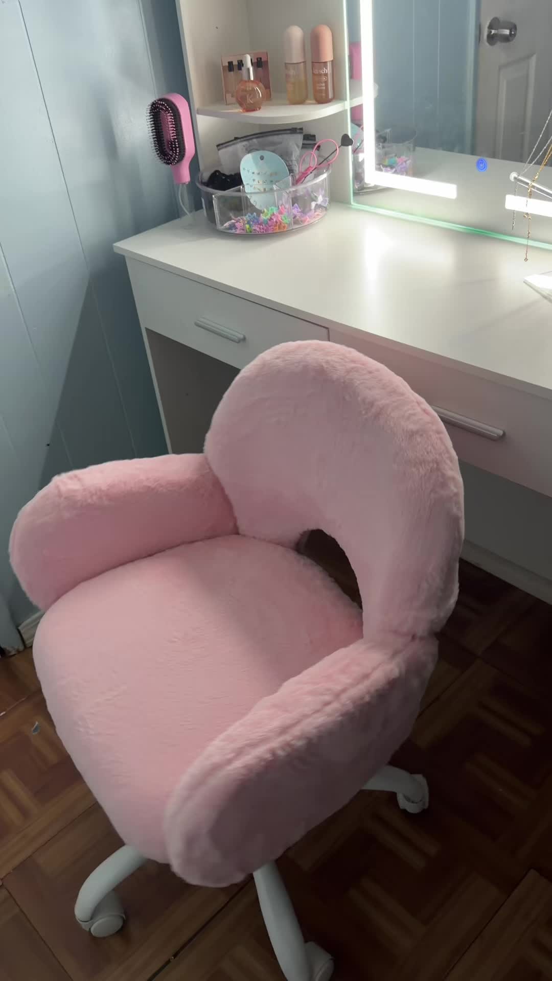 TikTok post by @oneidarodriguez7 for RaybeeOfficial. Caption reads: #fypシ゚viral #vanitychair @RaybeeOfficial.