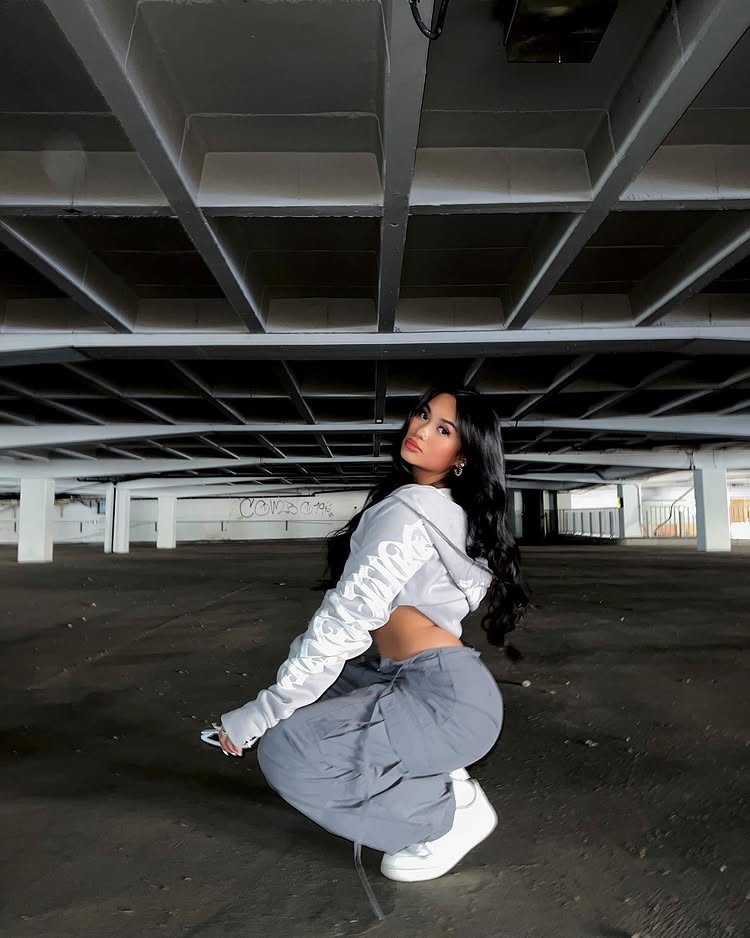 Instagram post by @xsamwongx for Emmiol. Caption reads: best u had but u lost me🗣👥
-
-
hoodie from....