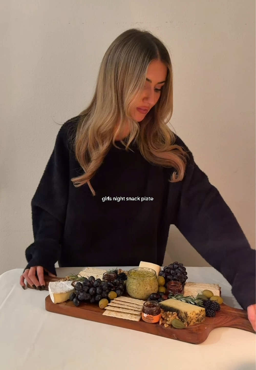 TikTok post by @isa.lysa for Avaline. Caption reads: 🥖🍇🍷@Avaline #savorysnacks #hostingtips....