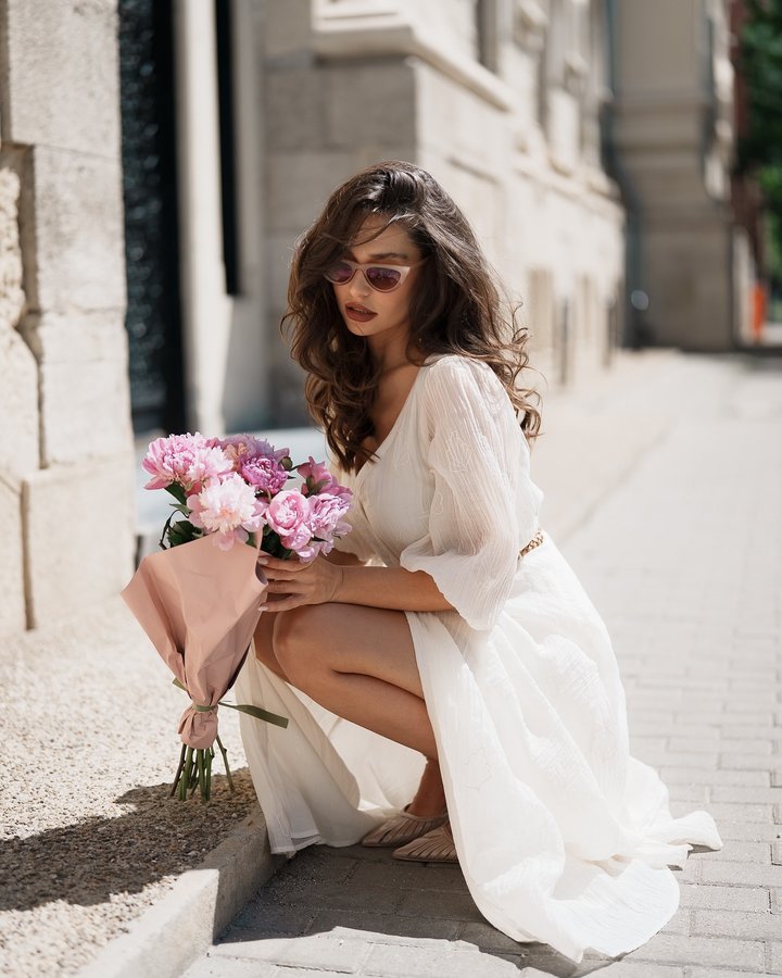 Instagram post by @florina__toma for MOHITO. Caption reads: [...] in love with summer and white....