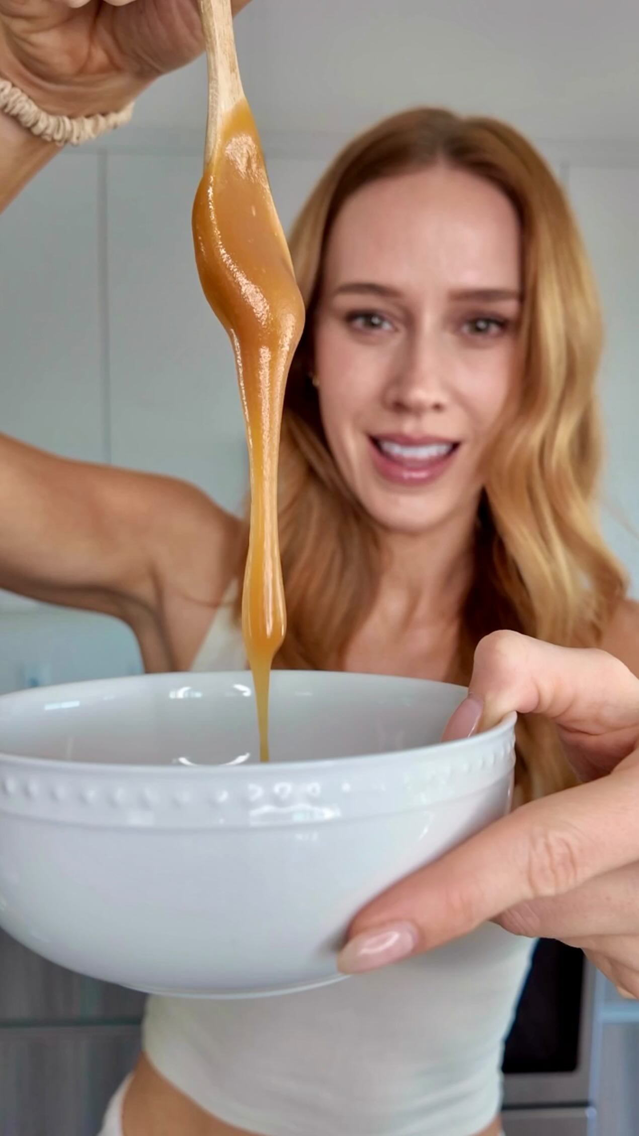 Instagram post by @thedailykelsey for Manukora. Caption reads: Can you spot the difference between @manukorahoney....