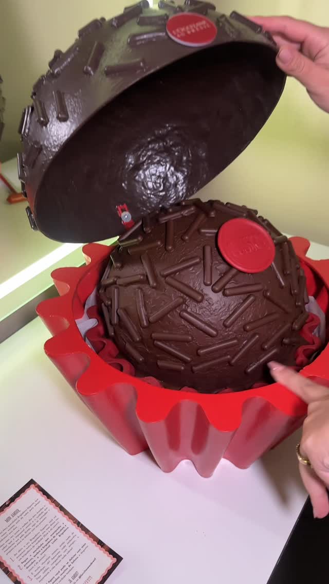 Instagram post by @valenserikawa for L’Occitane au Brésil. Caption reads: Só tenho uma coisa a dizer: MEU. DEUS. 😱😱😱😱😱....