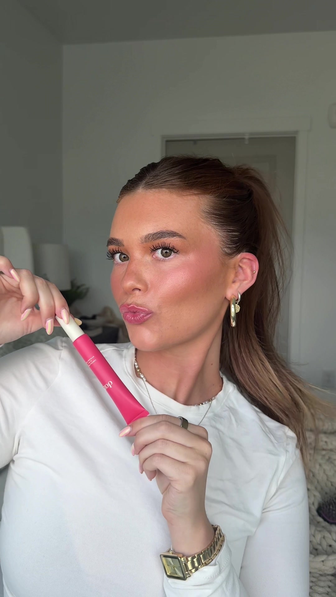 TikTok post by @leslieecatherine for Dae Hair. Caption reads: [...] wand is a life saver 🤩💓 @Dae Hair #ad....