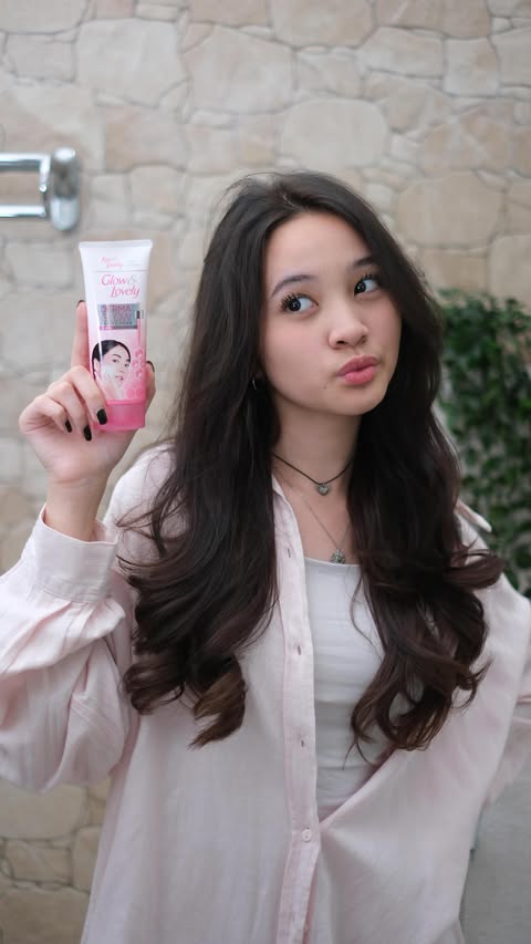 Instagram post by @kana.sybilla for Glow & Lovely Indonesia. Caption reads: Suka banget lagi kemana2 naik motor atau ojol,....