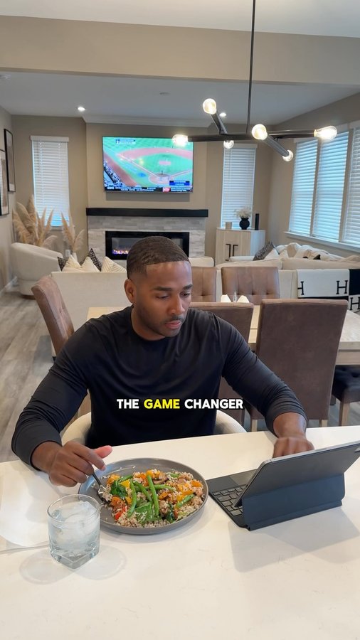 Instagram post by @durellebailey for Viva Naturals. Caption reads: Often times achieving big goals is tied to a heavy....