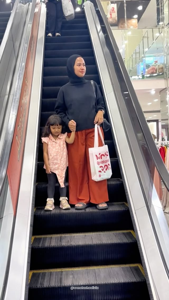 Instagram post by @wenatashaolivia for Matahari. Caption reads: [...] ada yang Kurang kalau gak belanja di....