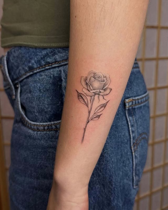 Instagram post by @albamartintattoo for Tattoodo. Caption reads: [...] manages her bookings on Tattoodo and is....