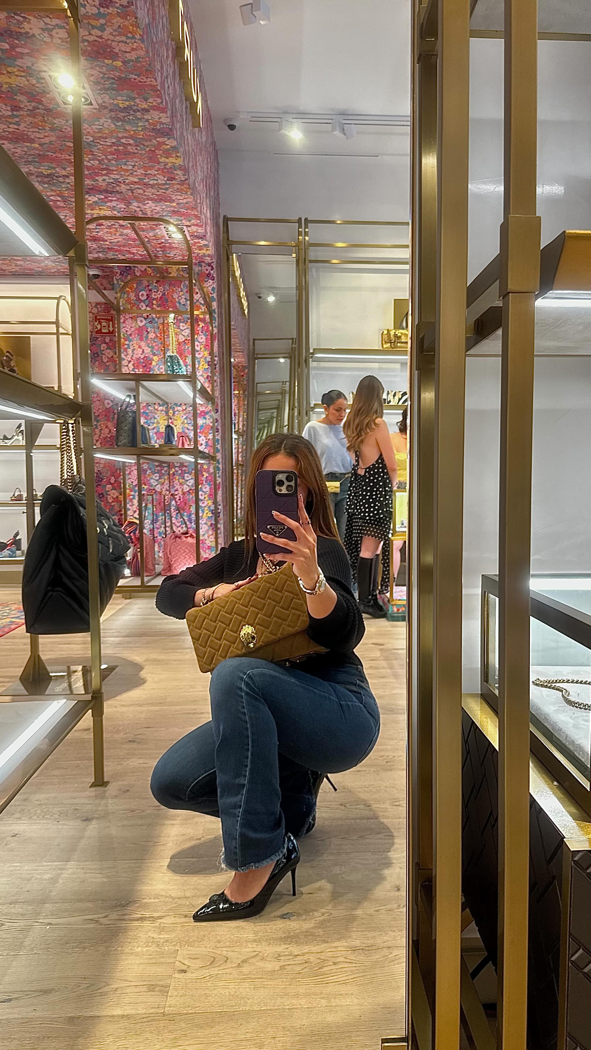 Instagram post by @valeriamadrigal30 for Kurt Geiger. Caption reads: Holi bb’s grwm para un evento increíble....