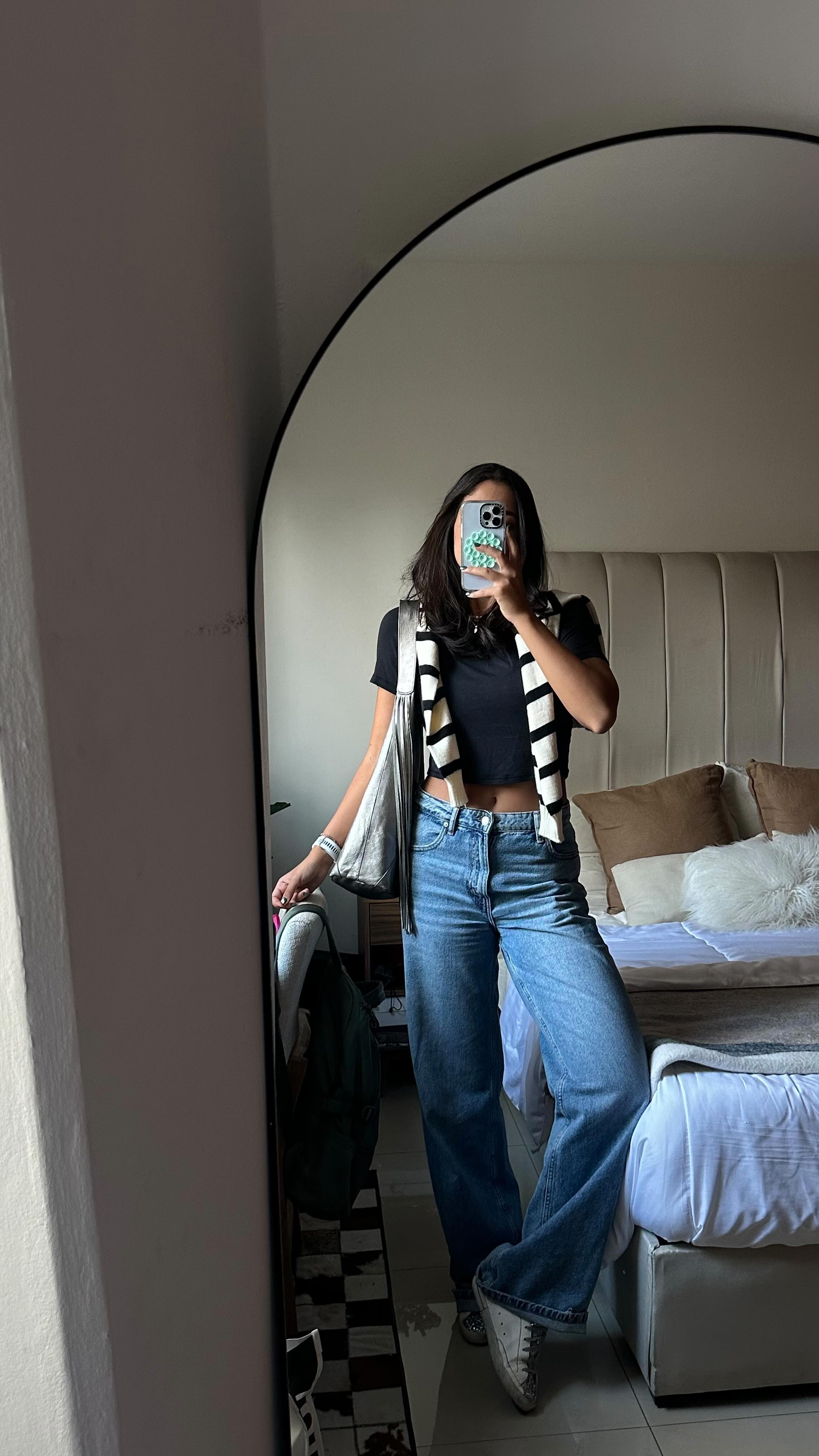 Instagram post by @aishajonesb for ISDIN. Caption reads: REGRESÓ, el estuche REGRESO🗣️ 👀‼️ @isdinmexico....