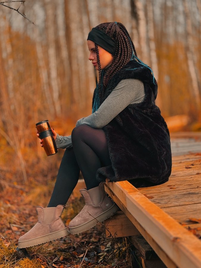 Instagram post by @emouszyn for Bonprix. Caption reads: •reklama•
Jesieniara 🍂🍁
________________
Buty....