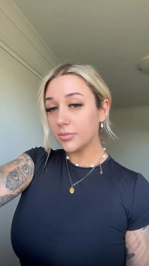 Instagram post by @_ildiavola_ for TWO SVGE. Caption reads: [...] PATANE10 to save some Chrissy money....