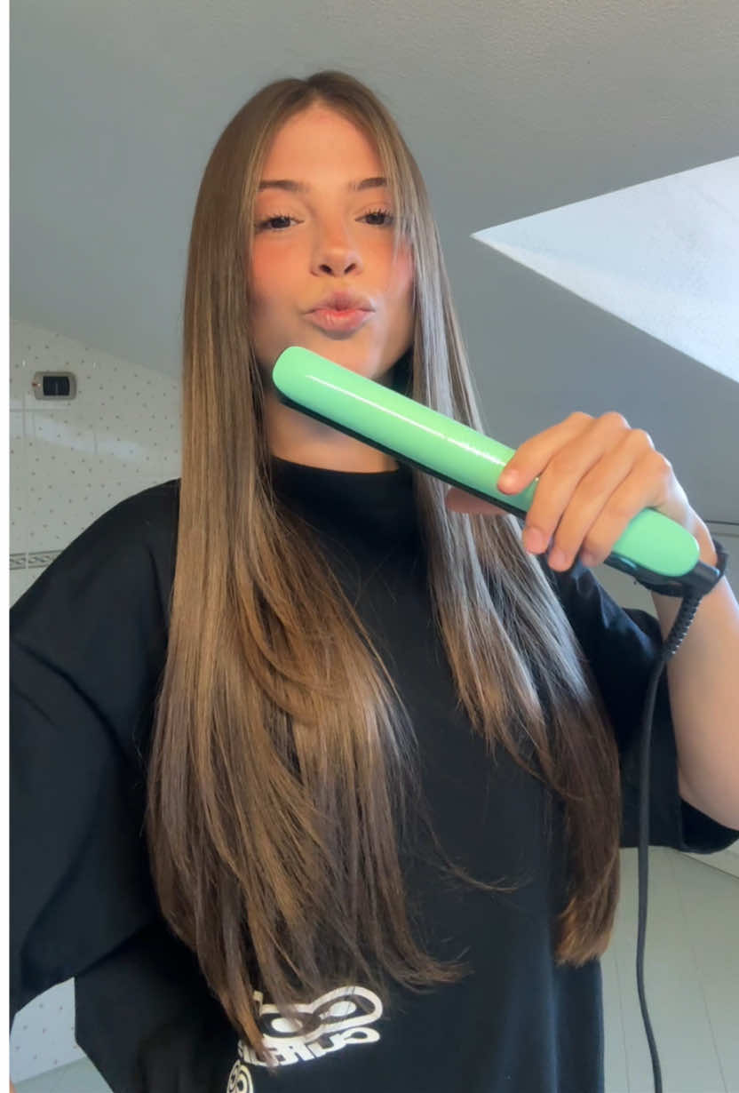 TikTok post by @shantimaino for ghditalia. Caption reads: @ghditalia #ghdgold #ghdjelly #ghd #gift.