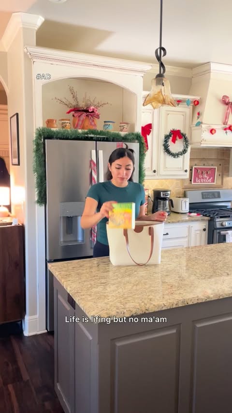 Instagram post by @angelaxsantanaa for Nature Valley. Caption reads: [...] delicious snacks for the family 💚....