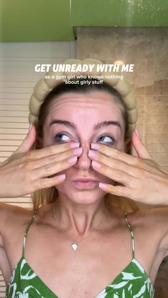 Instagram post by @emilycookfit for St.Tropez. Caption reads: Who knew a girl who has no idea ends up with a 10....