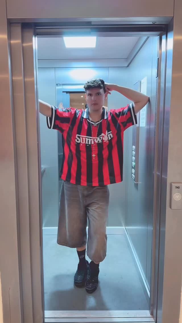 Instagram post by @vittuchloe for Mew Mews. Caption reads: De mirarme, tú no te cansas!! 🌸

✨ Serving looks....