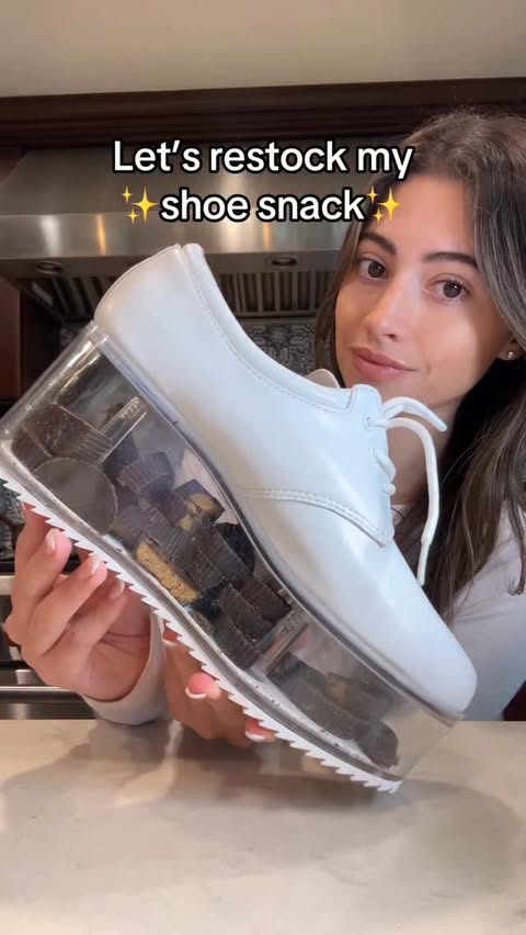 Instagram post by @itsmejuliette for SkinnyDipped. Caption reads: [...] this year. snack smarter with @skinnydipped....