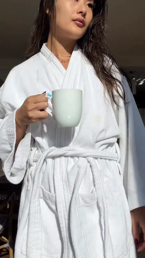 Instagram post by @jadoregrace for Hempz. Caption reads: If you want a lotion that performs and has a scent....