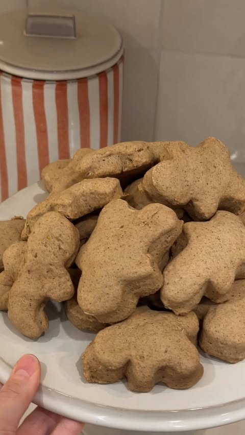 Instagram post by @alinakom for Fred Meyer. Caption reads: [...] cookies and winter treats from....