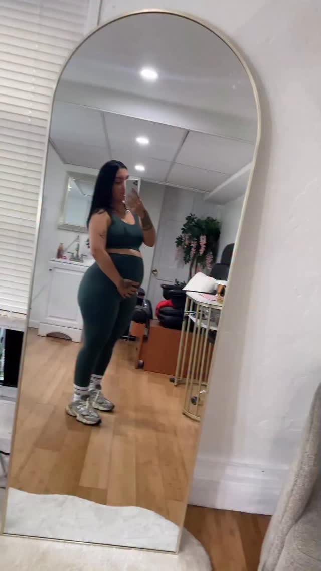 Instagram post by @nailsby_elyg for VBeautyPure. Caption reads: Holisss ….Mini Vlog 🤍
Productos by @vbeautypure....