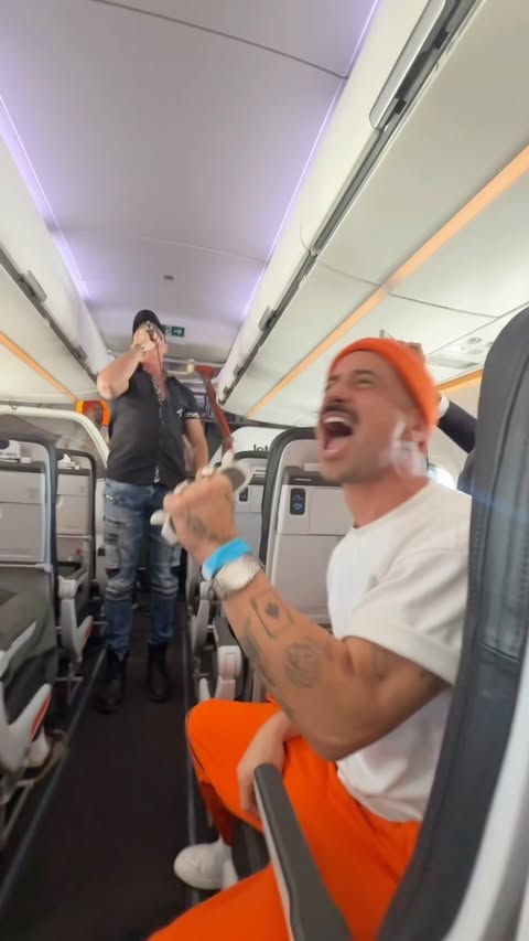 Instagram post by @lukeandsassyscott for Jetstar. Caption reads: [...] were like this!! Happy 22nd Birthday....