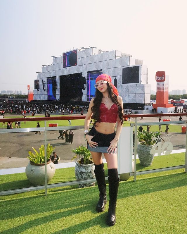 Instagram post by @gialparone for Rock in Rio. Caption reads: eu só enlouqueci pra te acompanhar 😝😝😝😝.