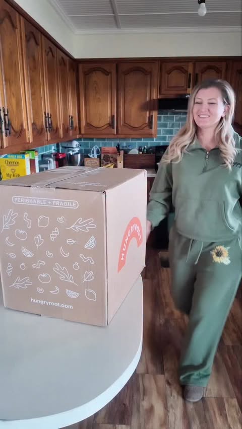 Instagram post by @lydia_kyl for Hungryroot. Caption reads: We love @hungryroot & you will too when you get....