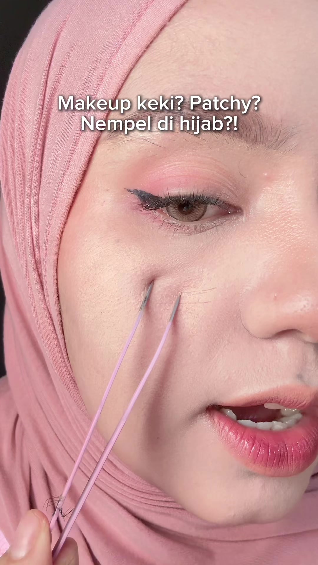 TikTok post by @rafiunisaa for Dazzle Me Indonesia. Caption reads: [...] ini teknik benerann penting bgt @DAZZLE ME....