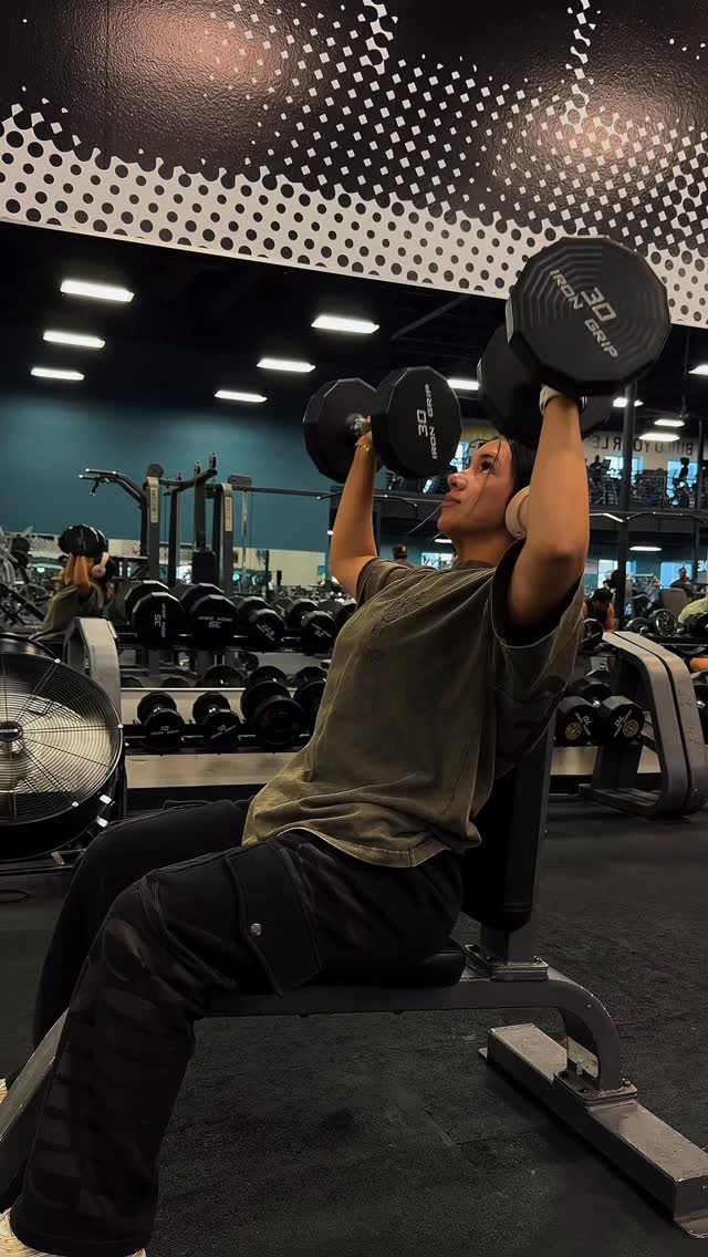 Instagram post by @lizz.gtzz for C4 Energy. Caption reads: time to sculpt ⛏️

fuel @c4energy 
discount code....