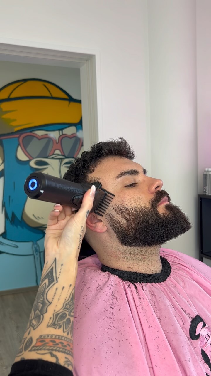 Instagram post by @itsthebarbercat for BaByliss. Caption reads: Quick beard fade with my FXONES by @babylisspro_de....