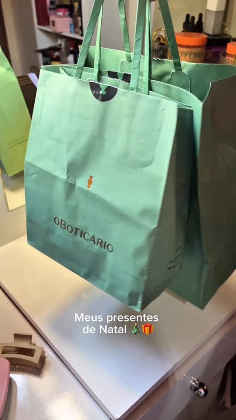 Instagram post by @bbrunabeauty for O Boticário. Caption reads: 🎁🎁

#botinoflip #produtosdebeleza....