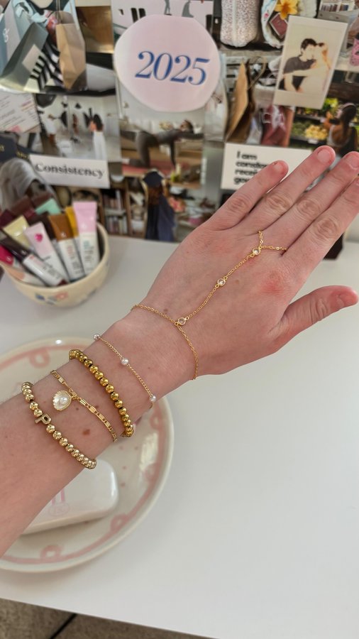 Instagram post by @pipercrawford6 for EVRY JEWELS. Caption reads: [...] so silly!! Anyways go shop Evry Jewels with....