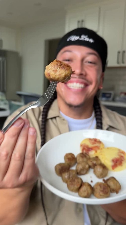 Instagram post by @thesnacksensei for Amylu Foods. Caption reads: My Go To Quick & Easy Breakfast! @amylufoods....